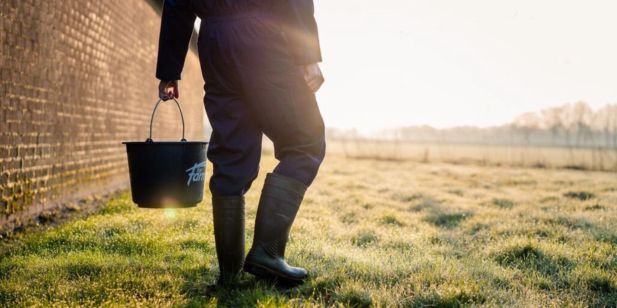 Man hand in emmer - Klantenservice ForFarmers Dealers
